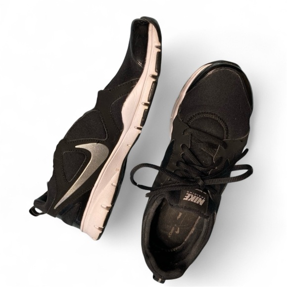 NIKE In SeasonTR2 Black White Running training shoes gently used pre loved